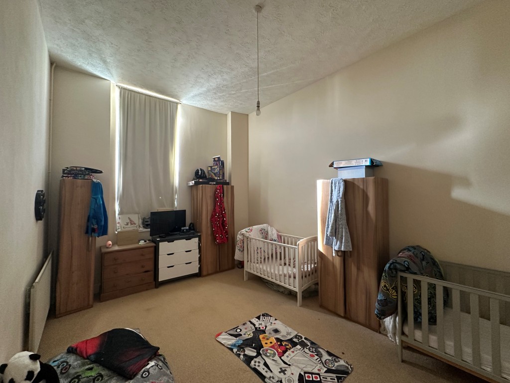 Lot: 66 - FREEHOLD MIXED USE INVESTMENT - Flat 1 Second Bedroom